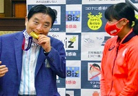The excited mayor pressed the medal under his teeth, the medal was broken, the athlete's happiness turned into sorrow