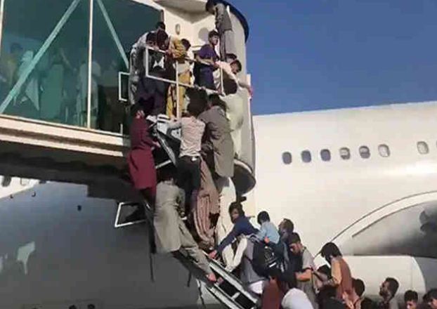 The situation is deteriorating at Kabul airport, there is a fight to sit in the plane