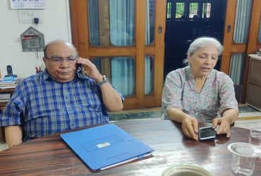 The thieves started running away after robbing the house, touched the feet of the elderly couple, also gave 500 rupees on their way