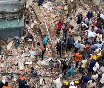 Three-storey building collapses in Delhi's Sabzi Mandi area, rescue operation started with five fire tenders