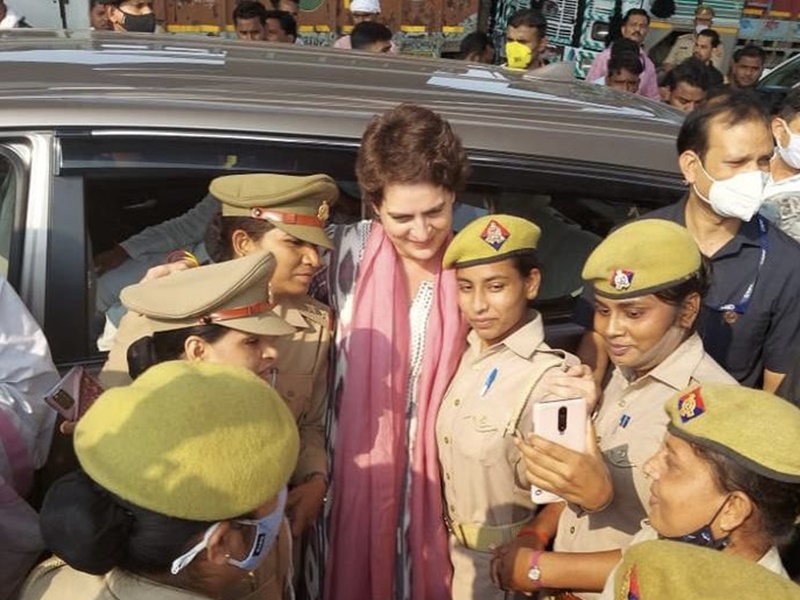 Viral Video: प्रियंका गांधी ने महिला पुलिसकर्मियों ने खिंचाई सेल्फी, अपने हाथों से की महिला की मरहम-पट्टी