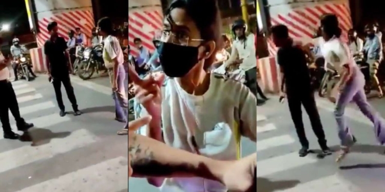 Viral Video: The girl slapped the young man one after the other on the middle road, the traffic police also remained a spectator