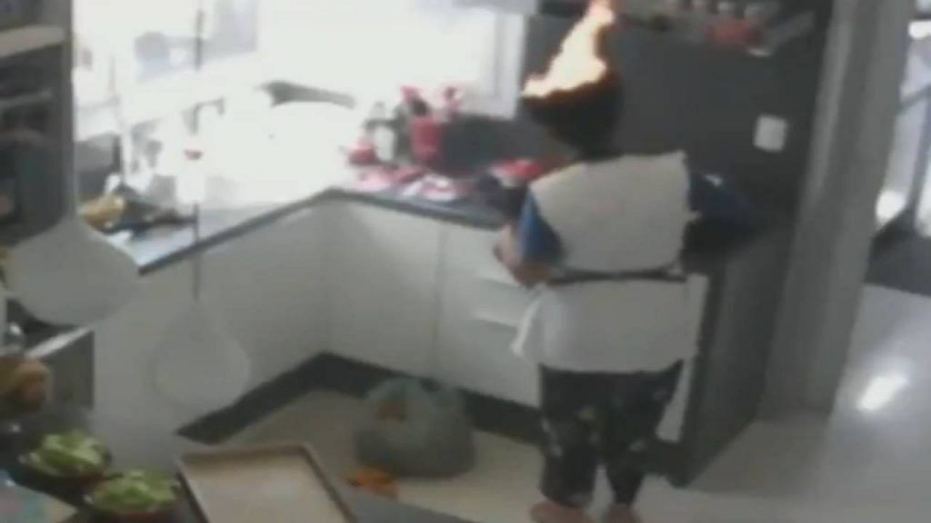 Viral Video: The woman working in the kitchen caught fire in her hair, the woman working in the kitchen
