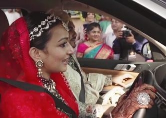 Viral Video: This 'cool girl' left for her in-laws' house by driving herself in her farewell