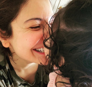 Virat-Anushka shared the daughter's photo, netizens showered love