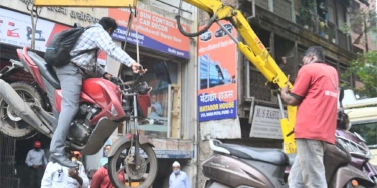 When the police along with the driver sitting on the bike lifted the car from the crane, know what happened then