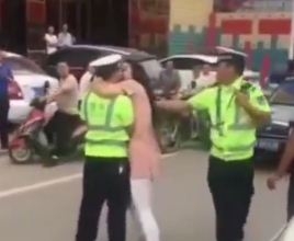 Woman started kissing policeman forcibly for not taking bribe, video went viral on social media