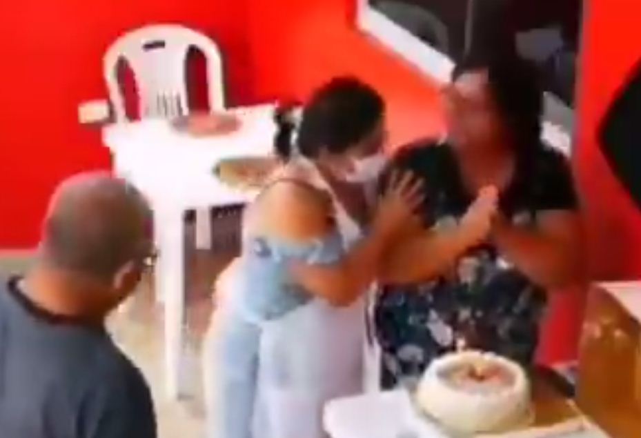Woman was cutting cake alone on her birthday, restaurant staff gave big gift