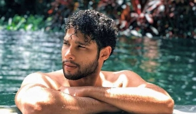 How did Siddhant Chaturvedi overcome his hydrophobia?