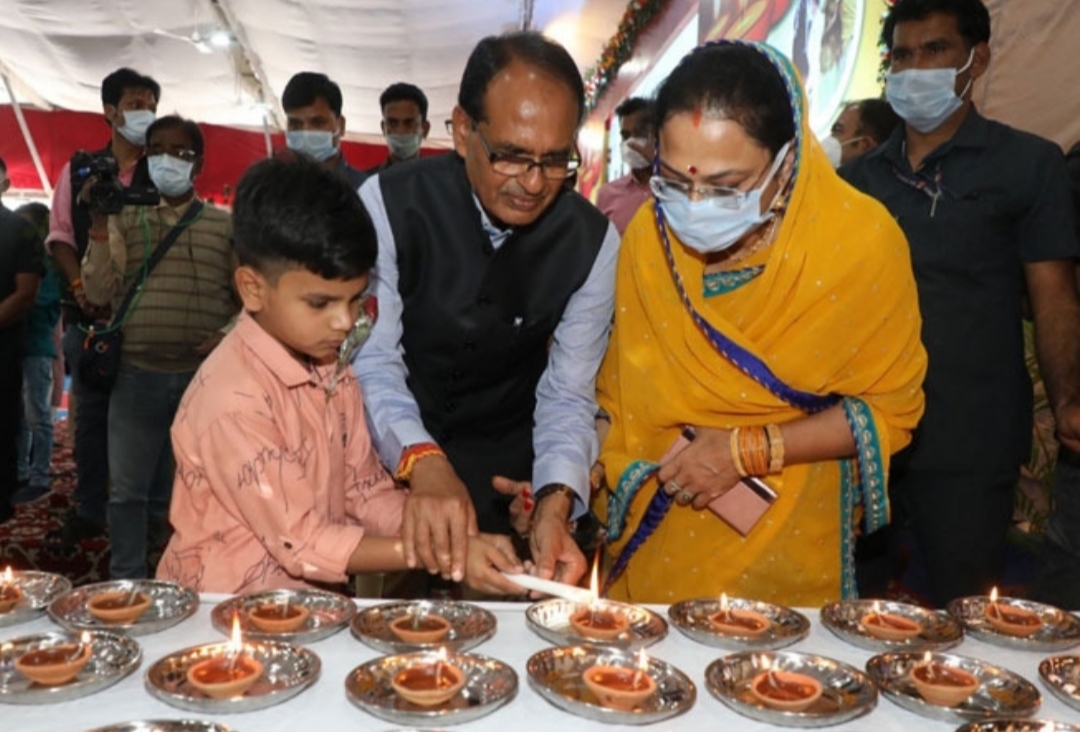 Shivraj celebrated Deepawali with children who lost their parents in Corona in MP