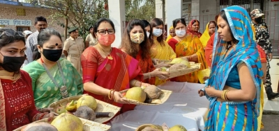 Ipsova distributed fruits, worship material on Chhath festival in Bihar