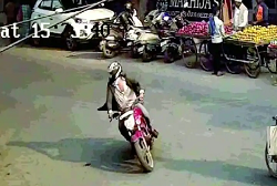 Delhi: Police caught snatching people on the streets with stolen bikes, have done more than a hundred cases