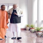 PM Modi's hand on Yogi's shoulder before UP elections, know what message this photo gives