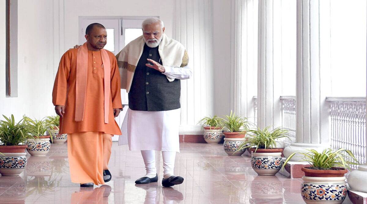 PM Modi's hand on Yogi's shoulder before UP elections, know what message this photo gives