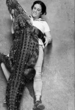 Viral Video: Crocodile mounted on a girl, then it happened....!
