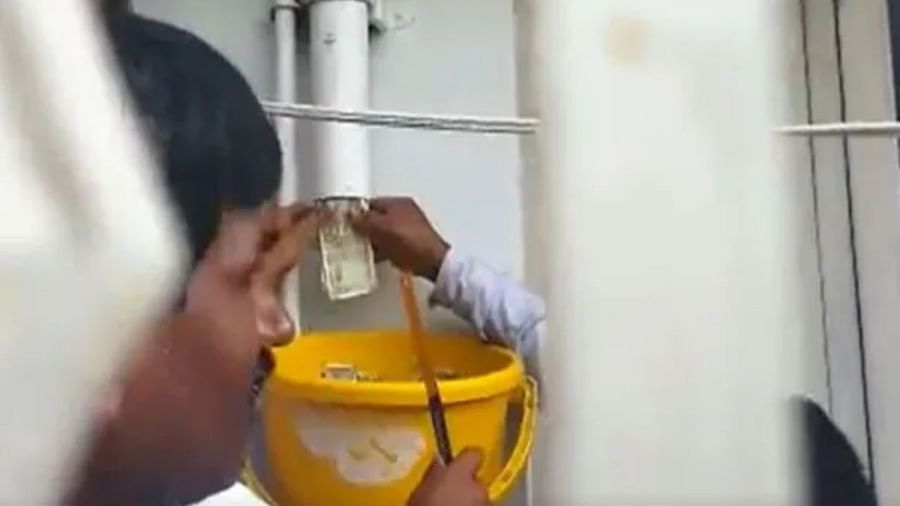 Viral Video: Money suddenly started coming out of water pipe, Anti-Corruption Bureau officials were surprised to see the matter