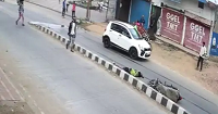 heartwarming scene;  The truck trampled the middle road bike lipsi and the young man!