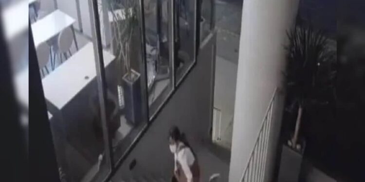 Viral Video: You will be surprised to see what this lonely girl did in an empty office