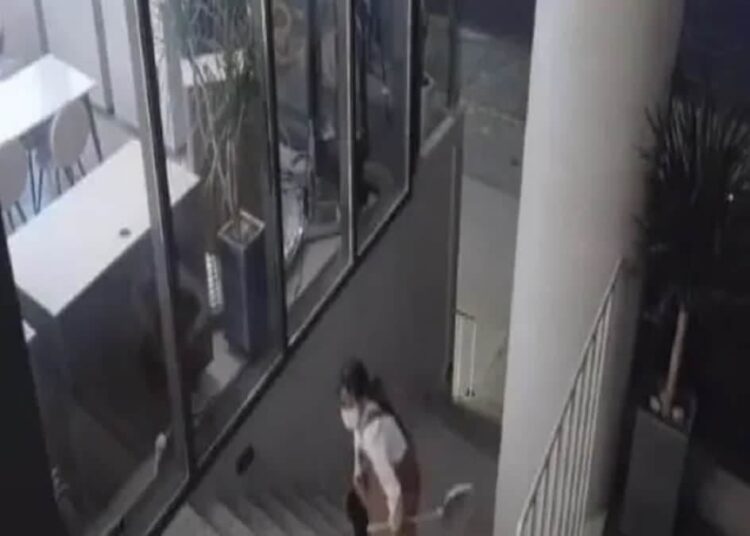 Viral Video: You will be surprised to see what this lonely girl did in an empty office