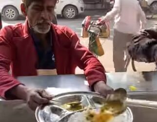 A lot of food is available in this stall of Delhi for just 10 rupees, it is going viral on social media