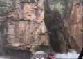 People were swinging in fun under the waterfall, suddenly died from above, the video went viral on social media