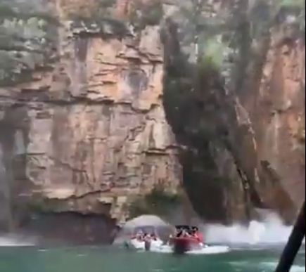 People were swinging in fun under the waterfall, suddenly died from above, the video went viral on social media