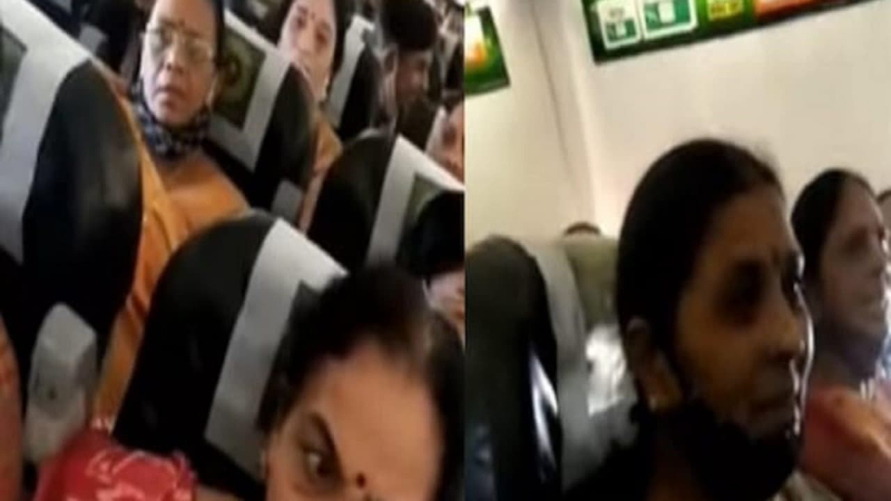 Strange: Bihari family took out procession from the plane, women were also seen singing Sohar in the plane