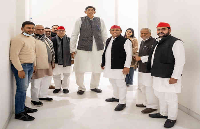Uttar Pradesh: Country's tallest man joins Samajwadi Party
