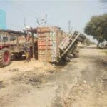 हाईटेंशन लाइन के पोल में रेत से भरे ट्रक ने मारी टक्कर, 8 गांव की बिजली ठप