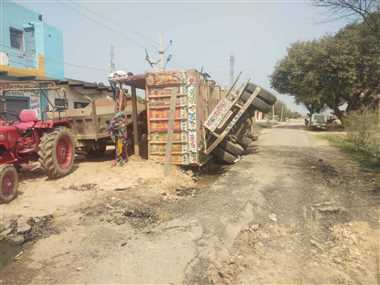 हाईटेंशन लाइन के पोल में रेत से भरे ट्रक ने मारी टक्कर, 8 गांव की बिजली ठप