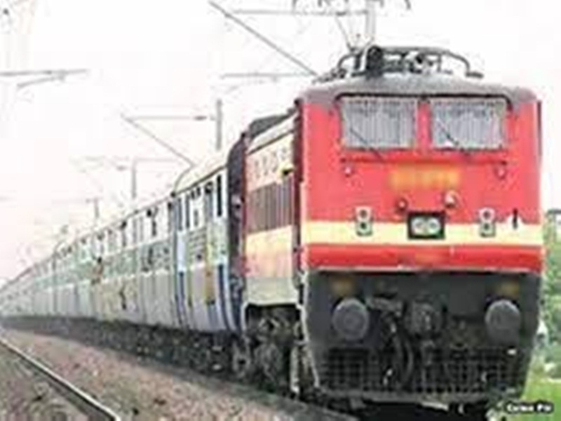 Gwalior female vendors News: ग्वालियर से गुजरने वाली ट्रेनों में पुरुषों के साथ ही चल रहीं अवैध महिला वेंडर