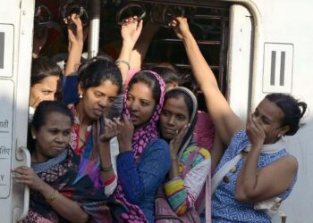 Indian Railway Alert: क्या दोनों डोज वाले ही लोकल ट्रेन में कर सकेंगे सफर, पढ़िए बॉम्बे HC ने क्या कहा