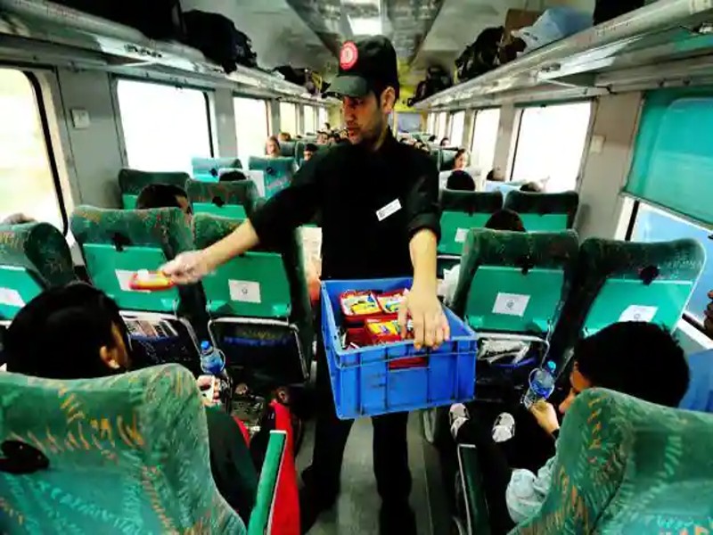 Indian Railways News: रेलवे उठाने जा रहा है बड़ा कदम, अब ट्रेन में रोज होगी खाने की जांच