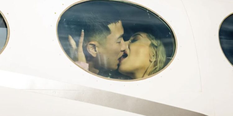 Lo, now couples will be able to enjoy private moments in the airplane;  This airline has come up with a special offer!