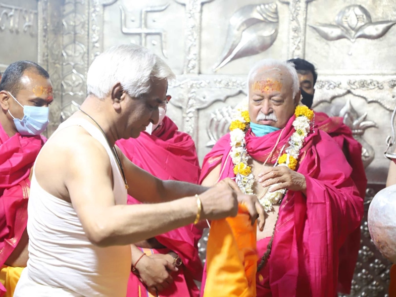 Mohan Bhagwat in Ujjain: संघ प्रमुख डा.मोहन भागवत से बोले पुजारी, मंदिरों को सरकारीकरण से मुक्त करवाएं