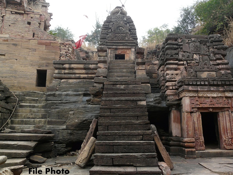 Nareshwar Shiva Temple: नरेश्वर महादेव मंदिर, जहां बारिश में शिवलिंग को छूकर निकल जाता है झरने का पानी