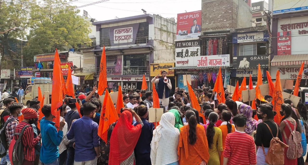 फाइट फार लावण्या का बैनर लेकर विद्यार्थियों ने निकाला विरोध मार्च