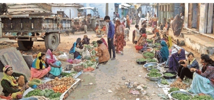 लाखों रुपए खर्च कर बनाई सब्जी मंडी, फिर भी सड़क पर लग रही दुकानें