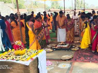 गायत्री मंदिर के वार्षिकोत्सव में कलशयात्रा के बाद पूजा