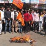 तमिलनाडु सरकार का पुतला जलाया