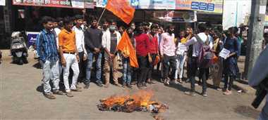तमिलनाडु सरकार का पुतला जलाया