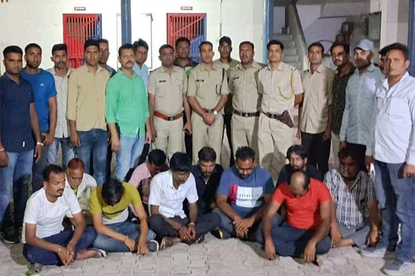12 arrested for gambling on mare grains, 16 two wheelers, 12 mobiles and Rs 93610 seized - Jhalawar News in Hindi