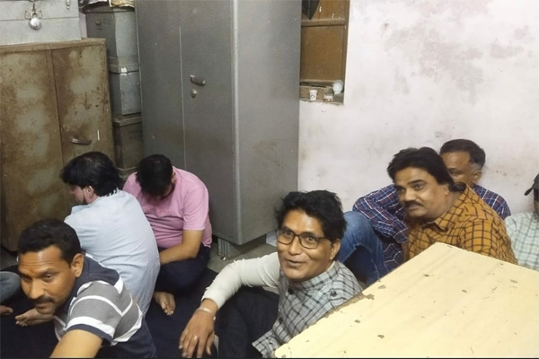 13 arrested including sarpanch-ward councilor while gambling in Rajasthan Rs 1.97 lakh recovered - Jaipur News in Hindi