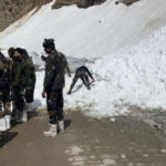 8 injured after being hit by avalanche in Jammu and Kashmir Kupwara - Srinagar News in Hindi