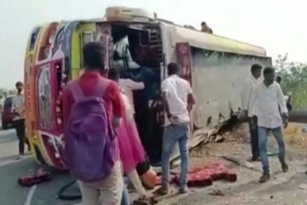 8 killed, 25 injured as private bus overturns in Karnataka - Bengaluru News in Hindi