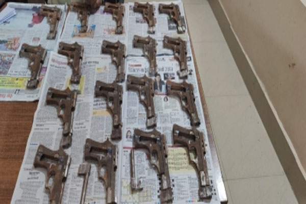 A man arrested with 25 country-made pistols in Gurugram - Gurugram News in Hindi