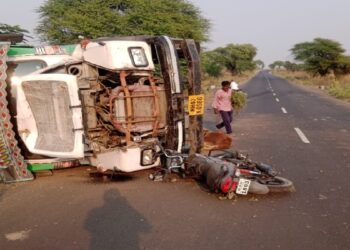 Accident |  In an attempt to save the cow, the tipper collided with a two-wheeler, the cow died, 2 injured.  Navabharat