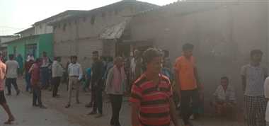 तिरूपति क्रेशर में मजदूर की मौत से नाराज ग्रामीणों ने किया प्रदर्शन