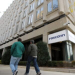 Apple supplier Foxconn halts factory ops in China due to lockdown - World News in Hindi