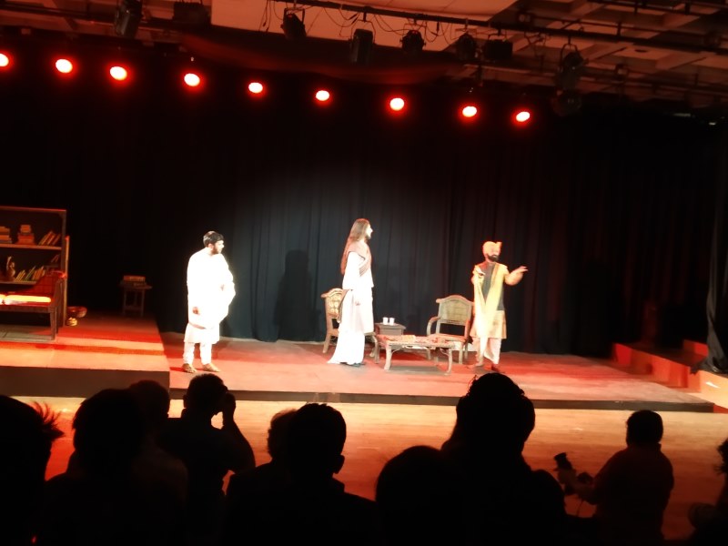 Bhopal News : भारत भवन में प्रीति झा तिवारी के निर्देशन में नाटक सीमा पार का मंचन